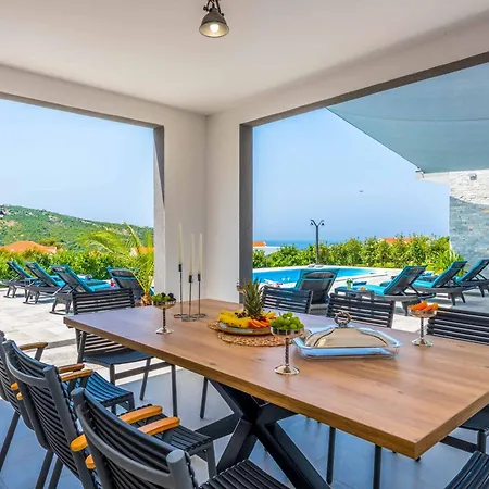 Whimsical Waters Villa *